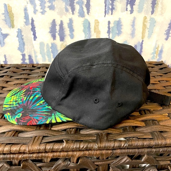 American Eagle hat/cap.  Black/Green foliage design. Excellent condition - Picture 3 of 3